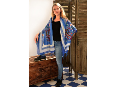 Wollen sjaal of stola, bohemian, blauw en offwhite, met franjes op alle laagjes rondom