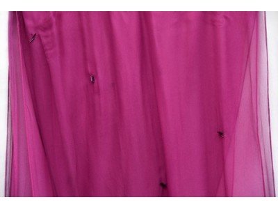 Donker en licht roze chiffon zijden sjaal ineen, met kraaltjes vastgemaakt