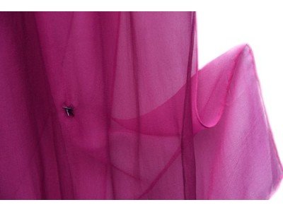 Donker en licht roze chiffon zijden sjaal ineen, met kraaltjes vastgemaakt