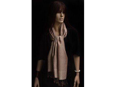 Taupe zijden sjaal of stola met franjes, jacquard motief, uniseks