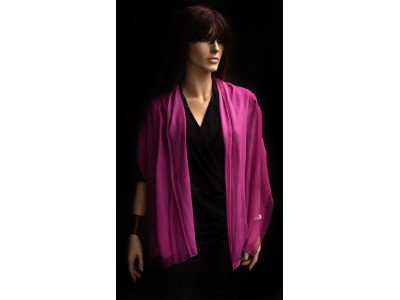 Donker en licht roze chiffon zijden sjaal ineen, met kraaltjes vastgemaakt