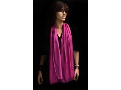 Donker en licht roze chiffon zijden sjaal ineen, met kraaltjes vastgemaakt