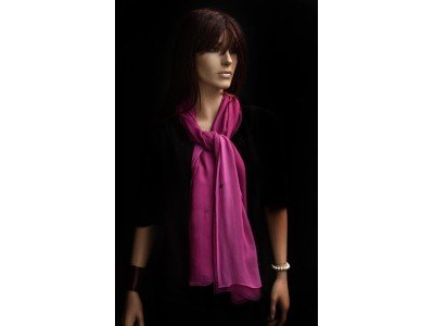 Donker en licht roze chiffon zijden sjaal ineen, met kraaltjes vastgemaakt