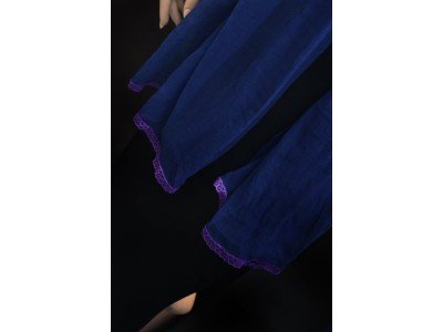 Donkerblauwe chiffonsjaal met kantjes onderaan in violet
