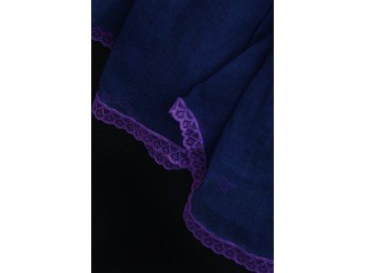Donkerblauwe chiffonsjaal met kantjes onderaan in violet