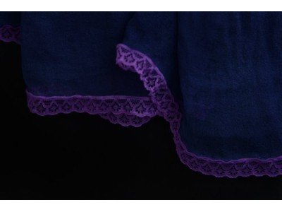Donkerblauwe chiffonsjaal met kantjes onderaan in violet