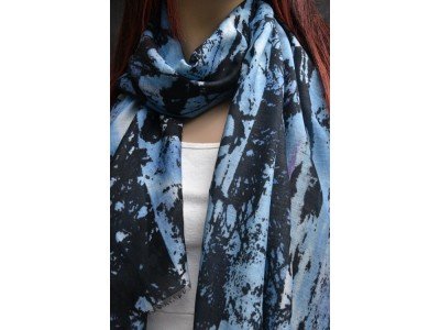 Sjaaltje van katoen met zijde, bomen en wolken, blauw en andere kleuren
