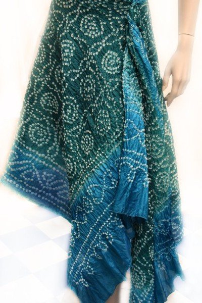 Tie en dye zijden sjaal of stola, groen, turquoise met witte stippen