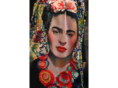 Mexicaanse tegeltjes en zelfportret Frida Kahlo, warme sjaal
