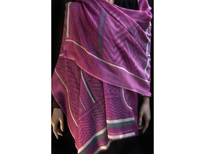 Wollen sjaal of stola, violet, geometrische motieven
