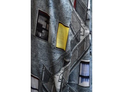 Wollen sjaal of stola, surrealisme, windows and stairs